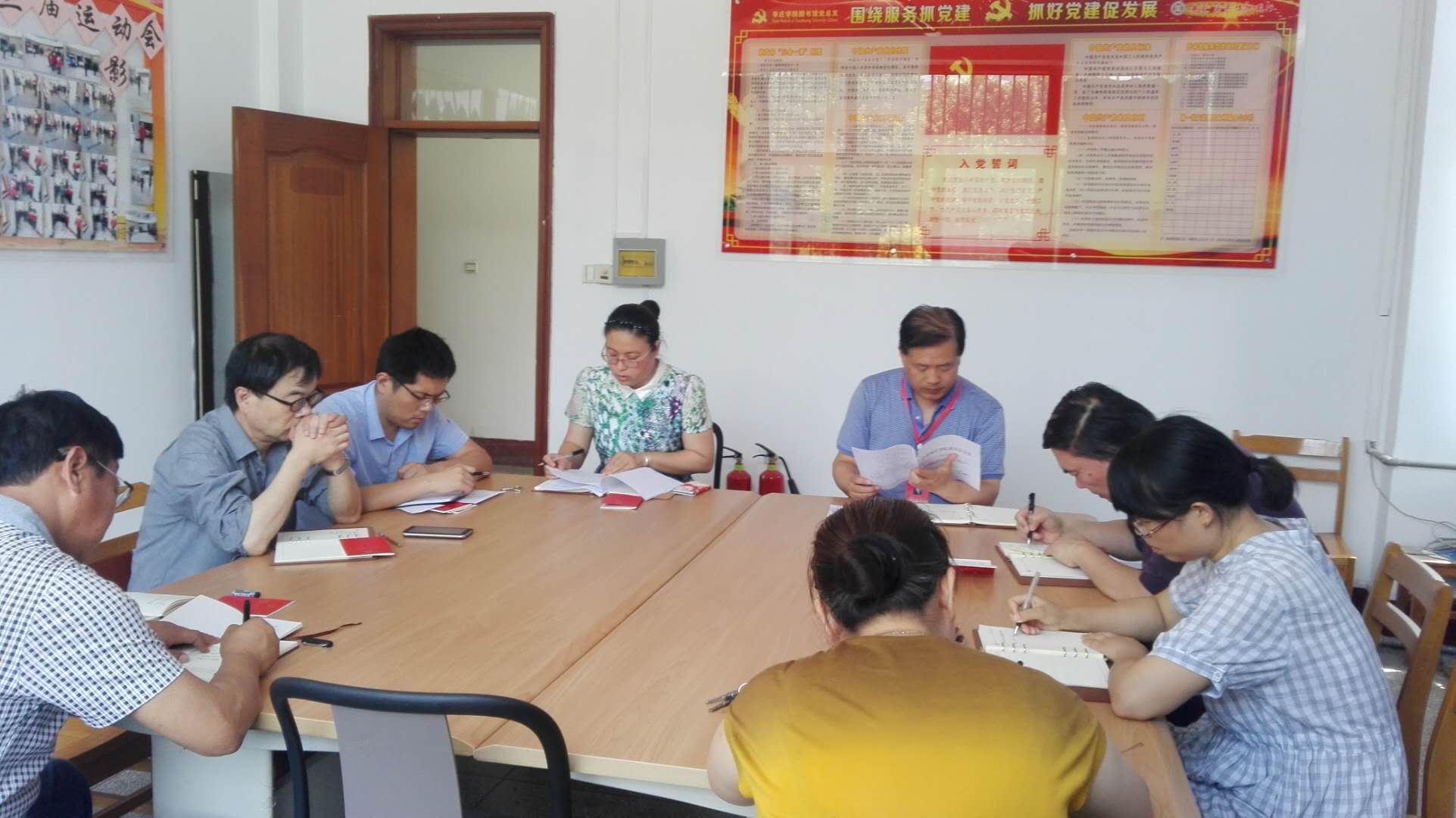 图书馆党总支开展学党章、纠“四风”、全力推进硕士学位授予单位立项建设主题党日研讨活动